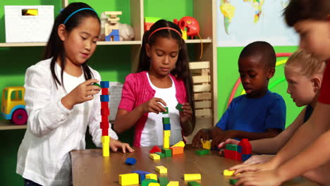 Süße-Klassenkameraden-Spielen-Mit-Bauklötzen