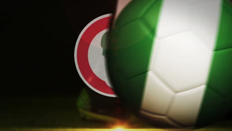 Football-Spieler-Kickt-Nigeria-Flagge-Ball