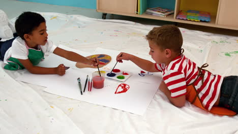 Lindos-Niños-Pequeños-Pintando-Sobre-Papel-En-El-Aula