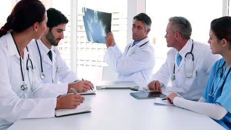 Equipo-Médico-Mirando-Rayos-X-Durante-Una-Reunión.