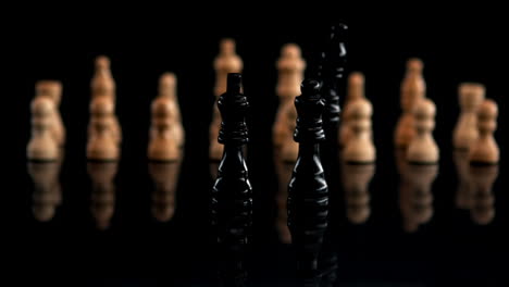 Schwarze-Schachfigur-Fällt-Neben-Andere-Figuren