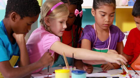 Pintura-De-Clase-Preescolar-En-La-Mesa-Del-Aula.