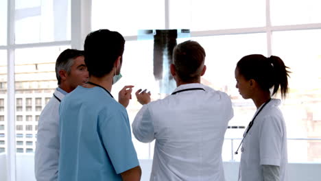 Team-of-doctors-analysing-an-xray-together