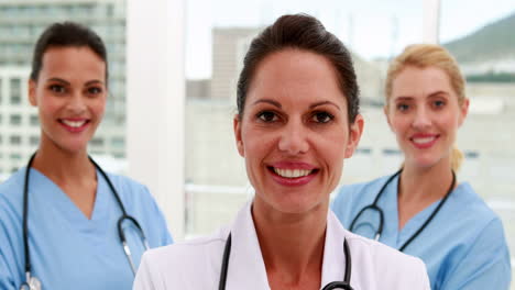 Equipo-Médico-Sonriendo-A-La-Cámara-Juntos