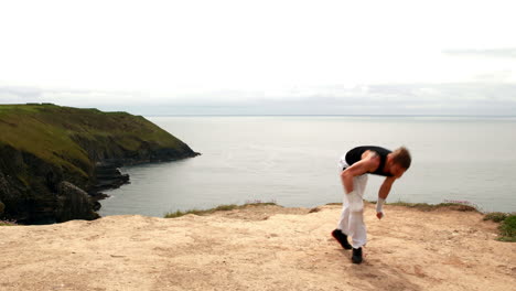 Hombre-Apto-Practicando-Artes-Marciales