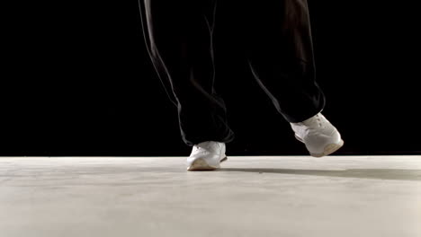 Coole-Junge-Breakdancer-Tanzen-Auf-Schwarzem-Hintergrund
