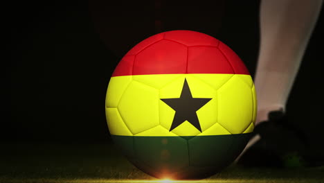 Footballspieler-Kickt-Den-Ball-Der-Ghanaischen-Flagge