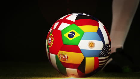 Footballspieler-Kickt-Internationalen-Flaggenball