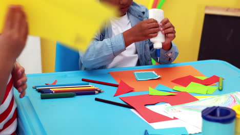 Lindos-Niños-Pequeños-Teniendo-Tiempo-De-Arte-En-El-Aula.