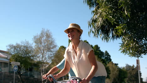 Pareja-Mayor-Yendo-A-Dar-Un-Paseo-En-Bicicleta-Por-La-Ciudad