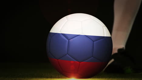 Footballspieler-Tritt-Den-Ball-Mit-Der-Russischen-Flagge