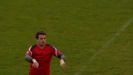 Jugador-De-Fútbol-En-Rojo-Lanzando-La-Pelota