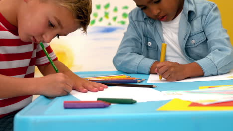 Süße-Kleine-Jungs-Zeichnen-Am-Tisch-Im-Klassenzimmer