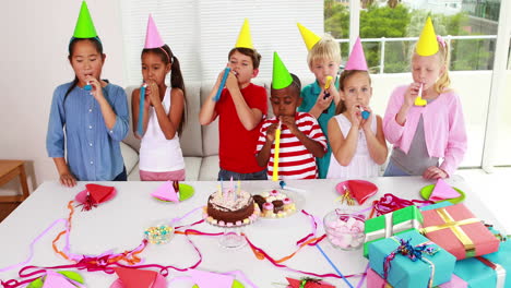 Niños-Lindos-Celebrando-Un-Cumpleaños-Juntos
