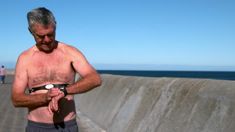 Hombre-Mayor-Corriendo-Sin-Camisa-En-Un-Día-Soleado