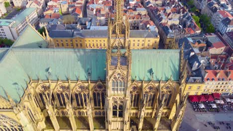 Catedral-Gótica-De-Metz-Aérea-Hacia-La-Torre-De-La-Iglesia