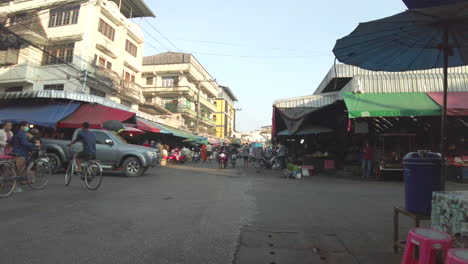 Der-Mae-Sot-Markt-In-Der-Geschäftigen-Grenzstadt-Mae-Sot-In-Thailand-Ist-Ein-Lebendiger-Und-Vielseitiger-Marktplatz,-Der-Für-Seine-Reiche-Kulturelle-Vielfalt-Und-Sein-Breites-Warenangebot-Bekannt-Ist.