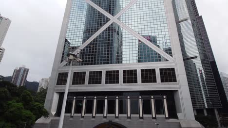 Tilt-up-shot-of-tall-Bank-of-China-tower-under-a-cloudy-evening-in-Hong-Kong,-China