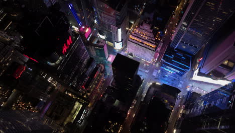 órbita-Aérea-De-Alto-ángulo-Del-Times-Square-Iluminado,-Noche-En-Nueva-York,-Estados-Unidos