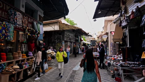 Monastiraki-Es-Un-Barrio-De-Mercadillo-En-El-Casco-Antiguo-De-Atenas,-Grecia---Caminando-Por