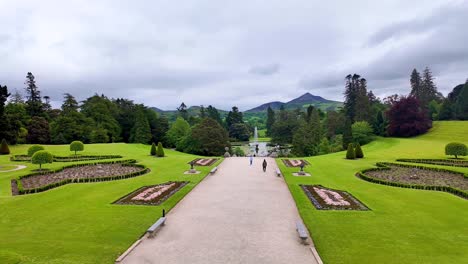 Irland-Epische-Orte-Powerscourt-Gardens-Wicklow-Formaler-Garten-Mit-Dem-Zuckerhut-Im-Hintergrund