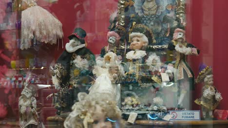 Intricate-Venetian-dolls-in-elaborate-costumes-displayed-in-a-shop-window