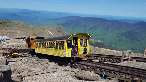 Weite-Aufnahme-Einer-Zahnradbahn-Straßenbahn-Ankunft-Auf-Dem-Gipfel-Des-Mount-Washington