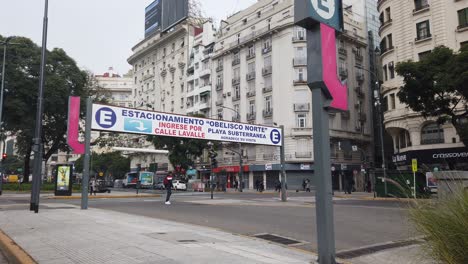 La-Gente-Cruza-La-Avenida-9-De-Julio,-Símbolo-De-La-Capital-Argentina-En-La-Mañana-Otoñal.