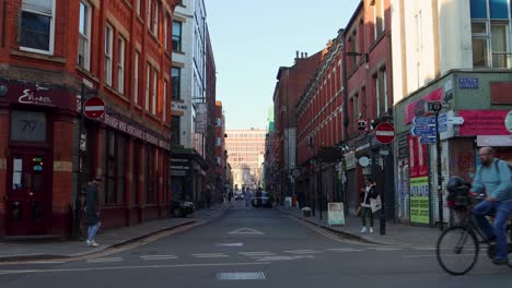 Shops-And-Pedestrians-On-Streets-Of-Northern-Quarter-In-Manchester,-UK
