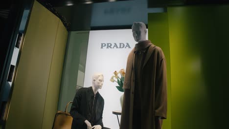 Prada-Schaufenster-Mit-Schaufensterpuppen-In-Stylischen-Outfits-Und-Accessoires-In-Venedig