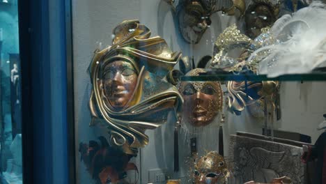 Elaboradas-Máscaras-Venecianas-En-Exhibición-En-Una-Tienda-En-Venecia,-Italia