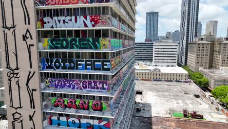 Antenne-In-Miami-Florida-Graffiti-Auf-Hochhaus