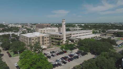 Eine-Luftaufnahme-Des-Houston-Methodist-Clear-Lake-Hospital-Aus-Der-Halben-Umlaufbahn-Unter-Blauem-Himmel-In-Nassau-Bay,-Texas