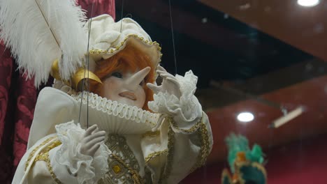 Elegante-Marioneta-Con-Traje-Tradicional-Veneciano-Exhibida-En-Un-Escaparate-En-Venecia,-Italia