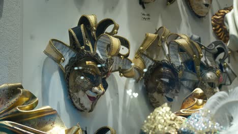 Venezianische-Masken-Mit-Komplizierten-Mustern,-Ausgestellt-In-Einem-Schaufenster-In-Venedig,-Italien