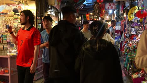 Gente-Bulliciosa-Por-La-Estrecha-Callejuela-De-La-Antigua-Calle-Jiufen,-Un-Encantador-Pueblo-De-Montaña-De-Taiwán-Con-Puestos-De-Comida,-Tiendas-De-Recuerdos-Y-Pintorescas-Boutiques-De-Regalos