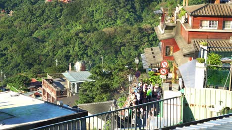 Los-Turistas-Se-Toman-Selfies-Con-El-Impresionante-Telón-De-Fondo-De-La-Antigua-Calle-Jiufen,-Un-Popular-Destino-Turístico-En-Taiwán.