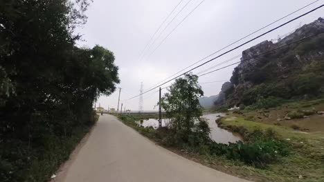 Viajar-A-Través-De-La-Provincia-De-Ninh-Binh-Es-Una-Manera-Maravillosa-De-Disfrutar-De-La-Belleza-Natural-De-Vietnam-Y-De-Las-Exuberantes-Y-Verdes-Carreteras-Que-La-Atraviesan.