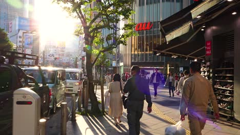 Filmische-Szenerie-In-Shinjuku,-Japan-Mit-Menschen,-Die-Bei-Sonnenuntergang-Spazieren-Gehen