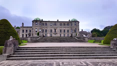 Irland-Epische-Orte-Powerscourt-House-Wicklow-Schönes-Haus-Und-Gärten-An-Einem-Sommertag