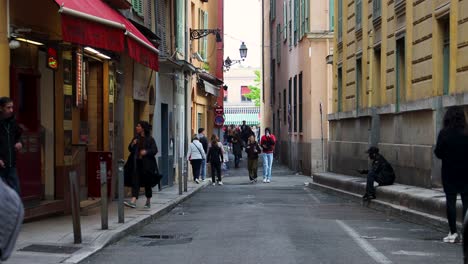 Menschen,-Die-Auf-Typischen-Straßen-Im-Alten-Nizza-In-Frankreich-Spazieren-Gehen,-Statische-Aufnahme