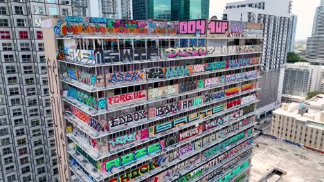 Graffiti-Pintado-En-Un-Edificio-En-Miami,-Florida.