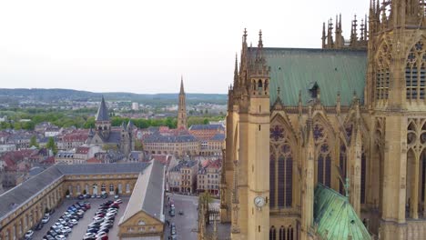 Eine-Etablierte-Drohnenaufnahme,-Die-Sich-Der-Kathedrale-Saint-Étienne-De-Metz-Nähert,-Einer-Beliebten-Touristenattraktion-In-Metz,-Frankreich