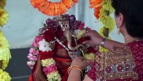 Blumen-Schmücken-Eine-Statue-Der-Hinduistischen-Gottheit-Ganesh