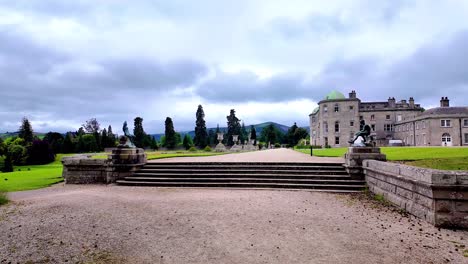 Irland-Epische-Orte-Powerscourt-Wicklow-Frühsommer-Mit-Launischem-Himmel-Im-Garten-Irlands