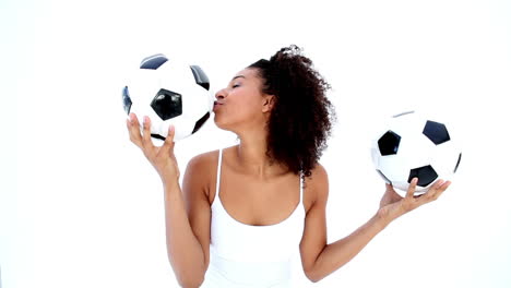 Una-Chica-Bonita-Vestida-De-Blanco-Sosteniendo-Balones-De-Fútbol