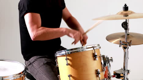 Drummer-playing-his-drum-kit