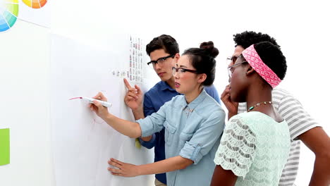 Equipo-De-Negocios-Creativo-Teniendo-Una-Reunión