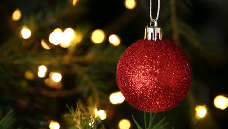 Konzentrieren-Sie-Sich-Auf-Die-Rote-Christbaumkugel-Weihnachtsdekoration
