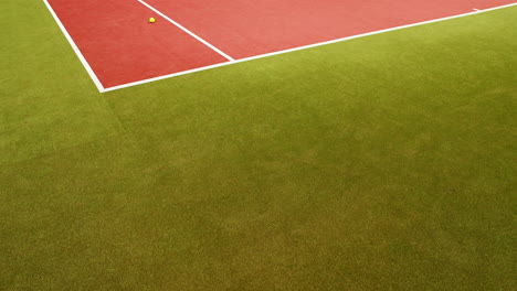 Pelota-De-Tenis-Rodando-En-La-Cancha